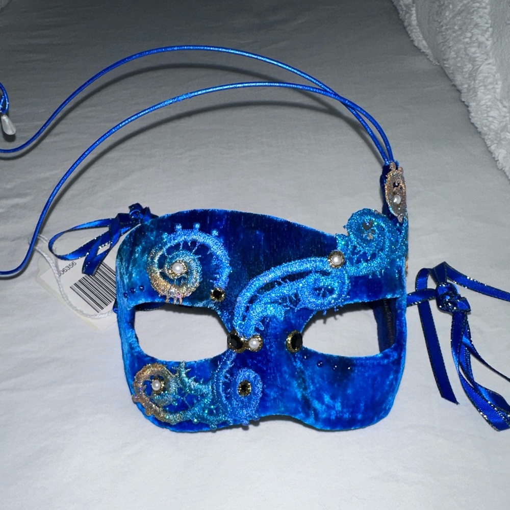 Cirque Du Soleil Mask by Judith Rauchfuss